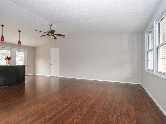 3rd image of 643 Deerfield Dr