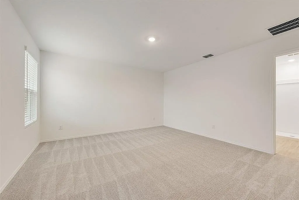 3 bed, 1402 sqft, $2,299 — Photo 4