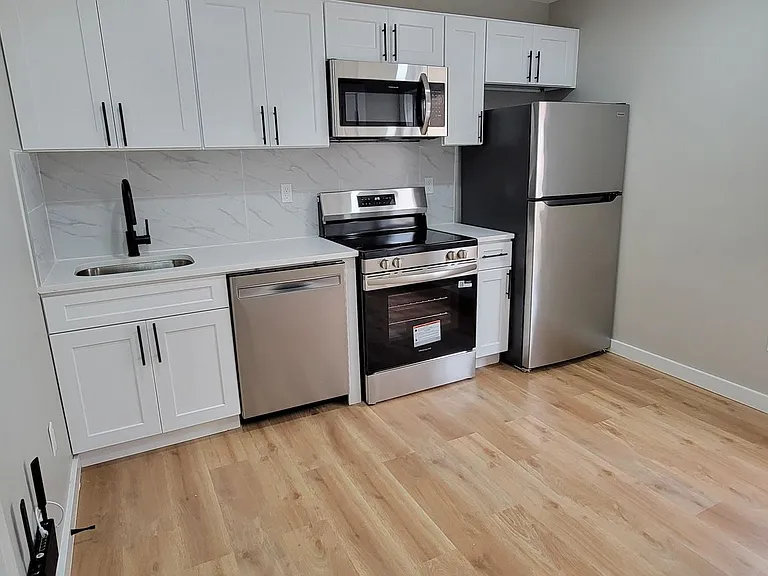 260 Bradford St — Photo 2