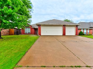 909 SW 39th St, Moore, OK 73160