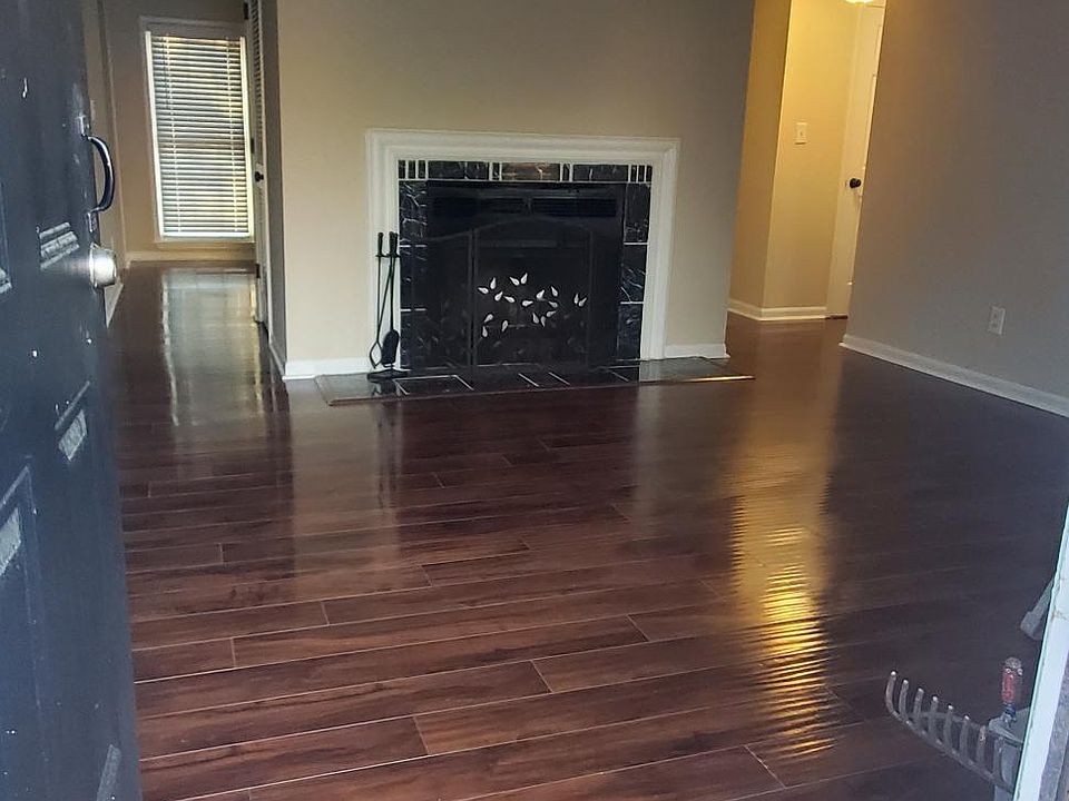 LIVING ROOM - FIREPLACE