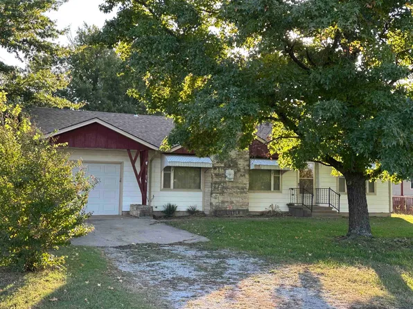216 S Riverview St, Douglass, KS 67039