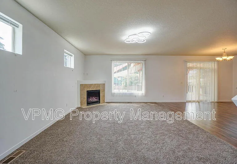 5941 NE 48th St — Photo 4