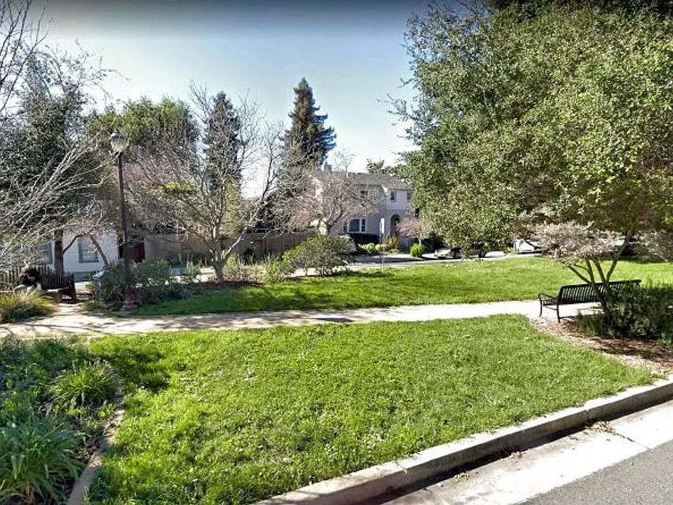 Very Large 1 Bedroom Apartment (Has Been Used As A 2 Bedroom)