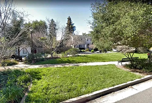 Very Large 1 Bedroom Apartment (Has Been Used As A 2 Bedroom) Photo 1