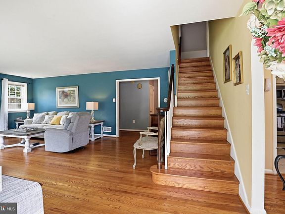 4th image of 4 Edgehill Dr
