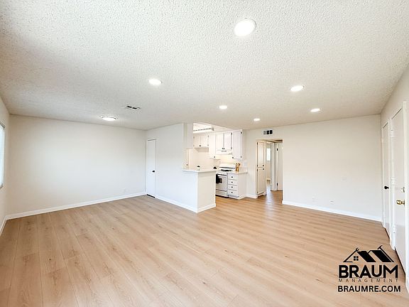 4th image of 14801 Delano St APT 8