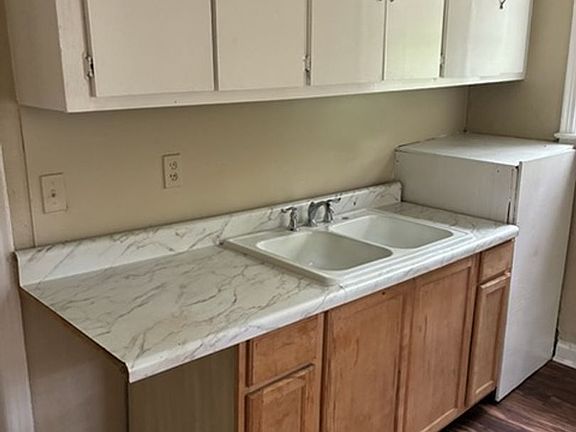 2nd image of 3010 Delta St