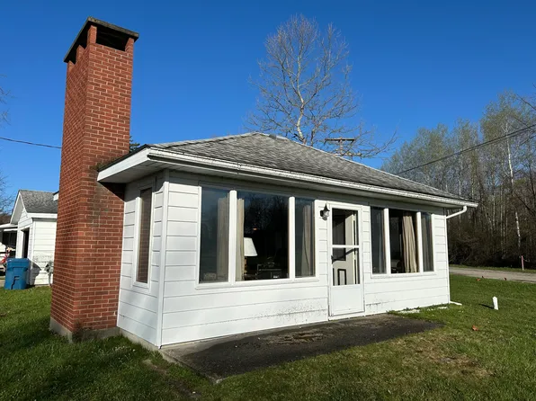 127 Ithaca Rd, Houghton Lake, MI 48629