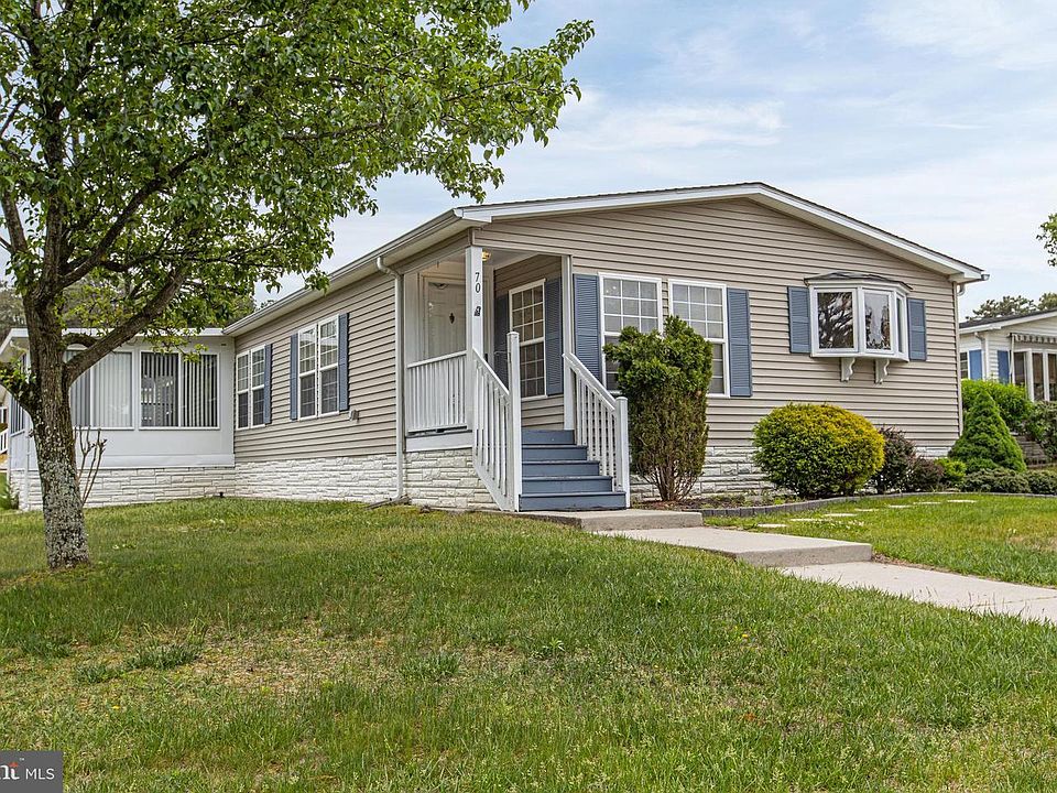 1st image of 70 Pine Ridge Blvd