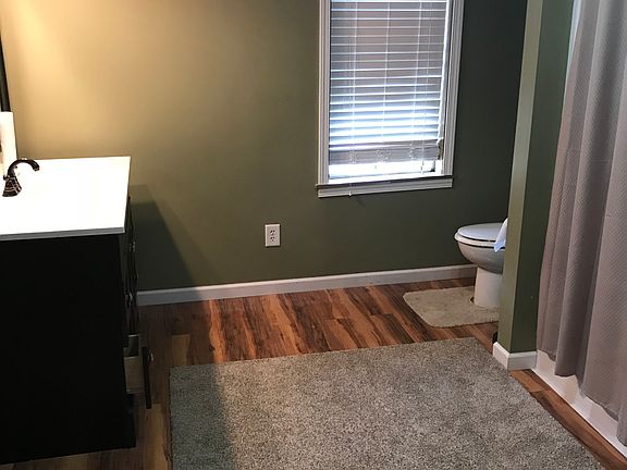 Large bathroom w/ tub/shower