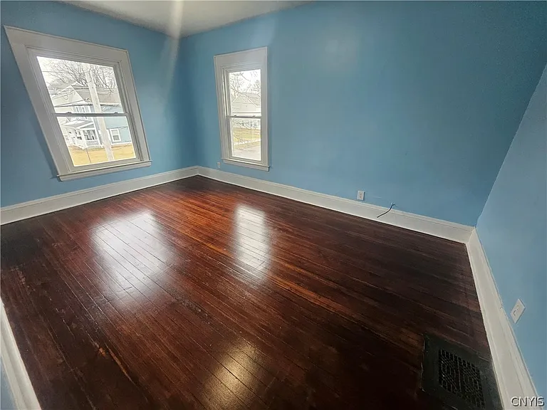 1330 Midland Ave — Photo 10