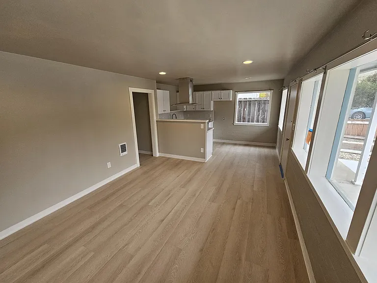 423 Whidbey St — Photo 3