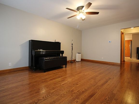 4th image of 3121 W 85th St