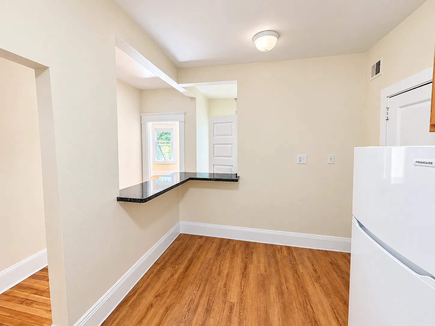 2 bed, 800 sqft, $3,045 — Photo 4