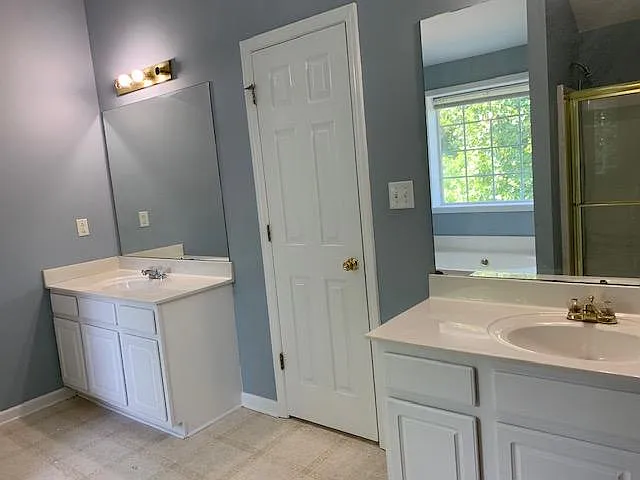 Master room's restroom