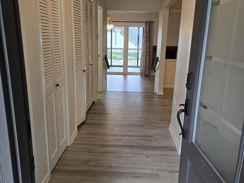 Open entry connects all rooms on main floor.