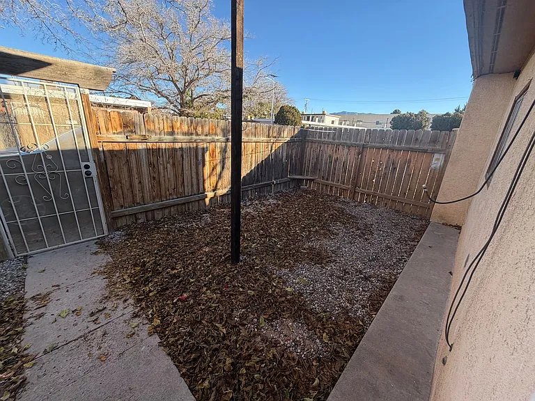 1033-1037 Alvarado Dr SE — Photo 27