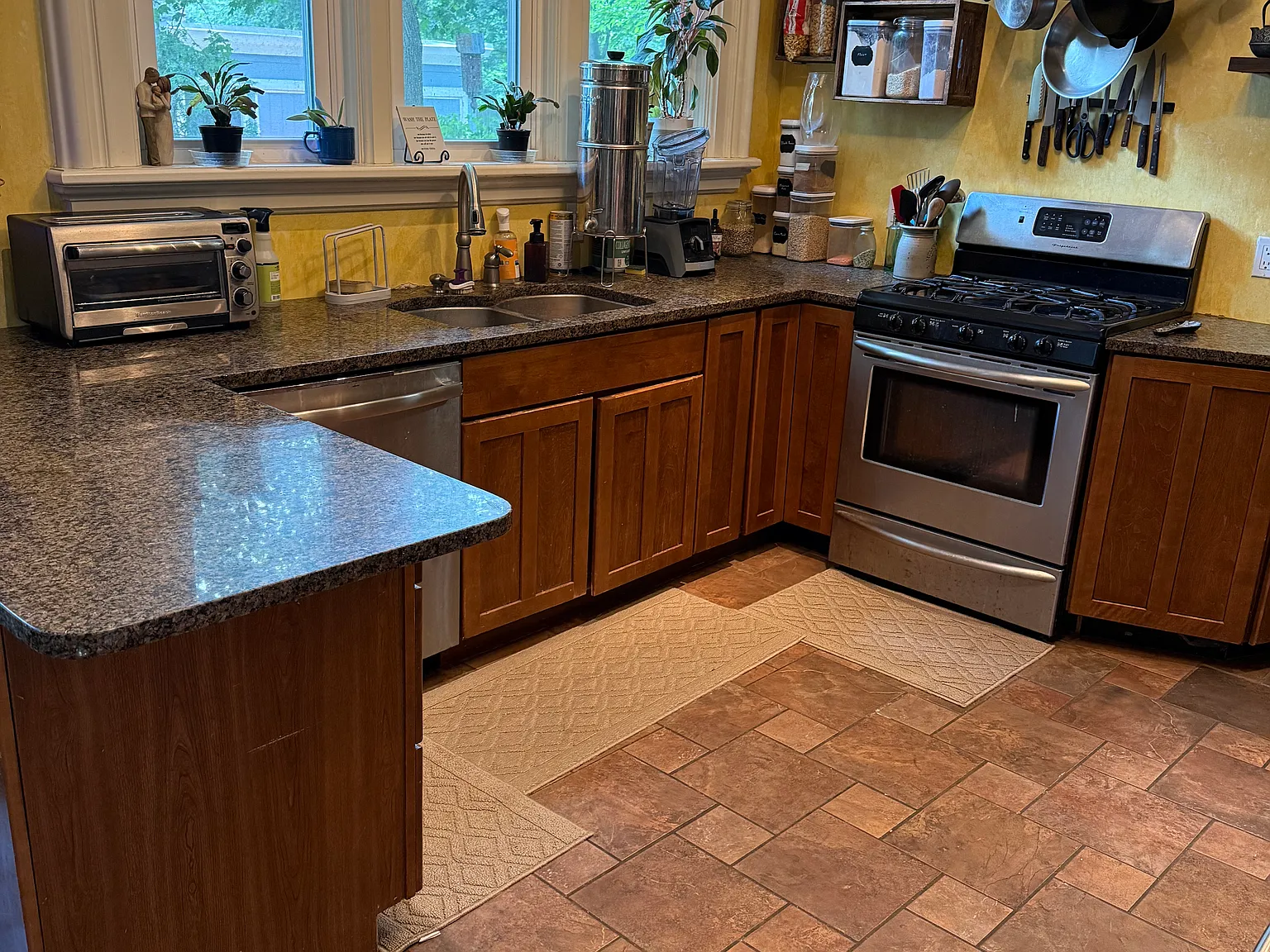 4 bed, 2.5 bath, 2850 sqft, $2,900 — Photo 3