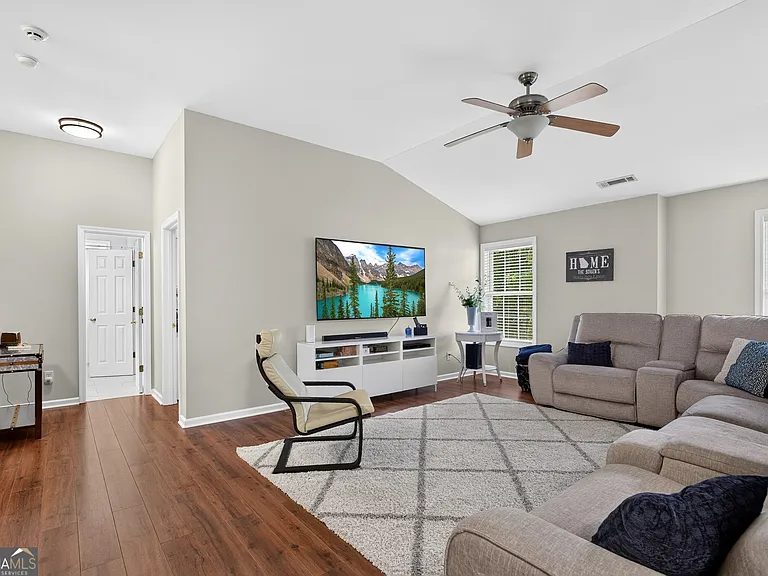 323 Revolution Dr — Photo 26
