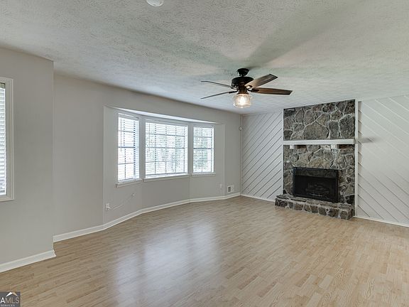 5th image of 978 Chartley Dr SW