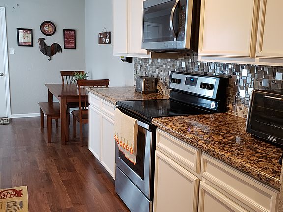 3rd image of 994 Green Meadow St