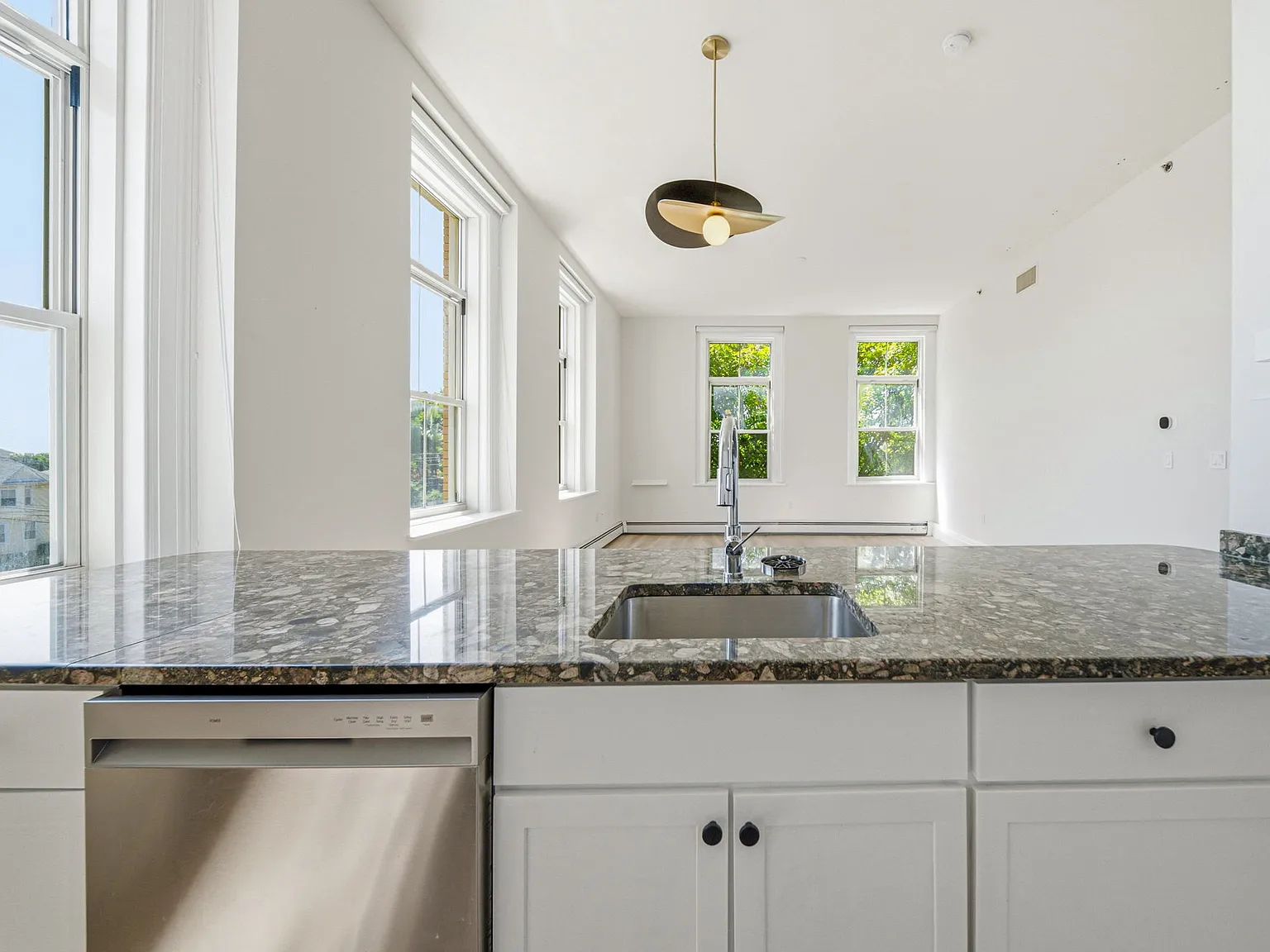 2 bed, 1086 sqft, $3,200 — Photo 1