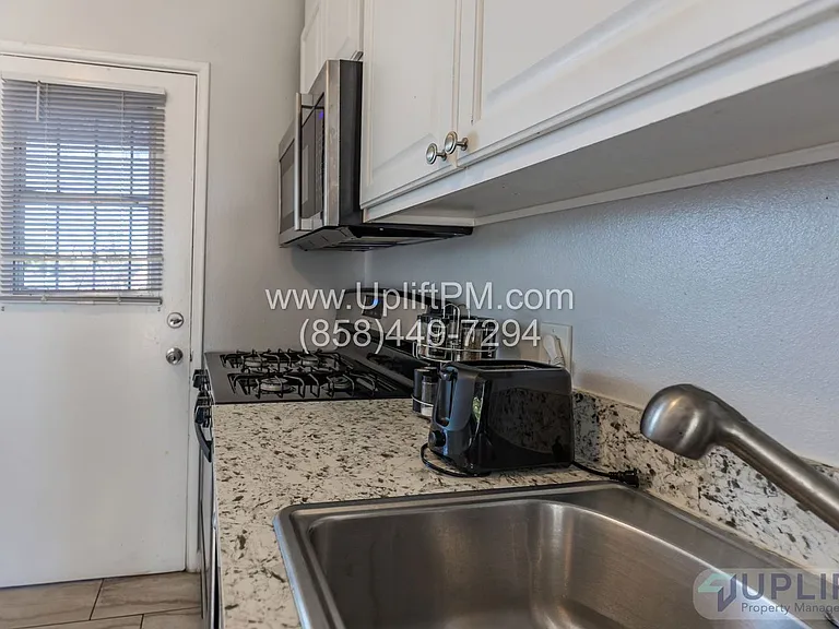 4831 Castle Ave — Photo 13