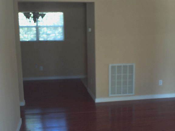 LR looking to dining area