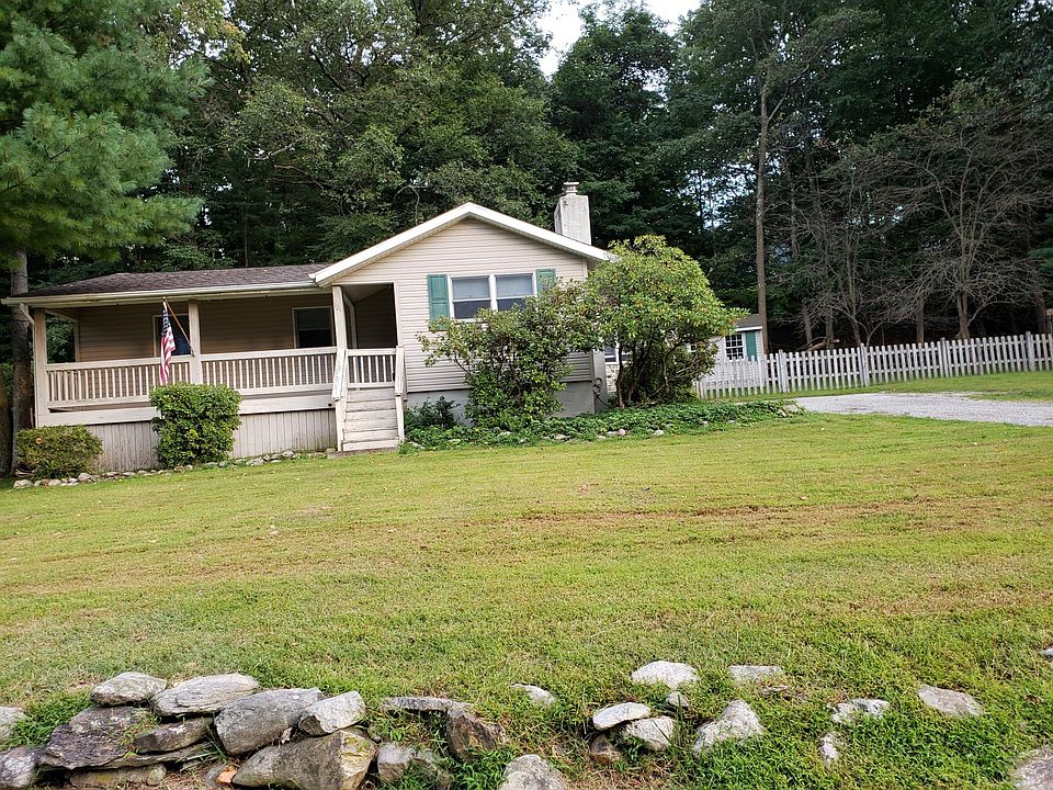 Sweet home in Alpine section of Lake Mohawk. Dog friendly.