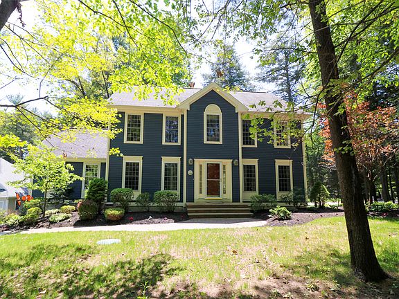 Beautiful setting on 1/2 ac