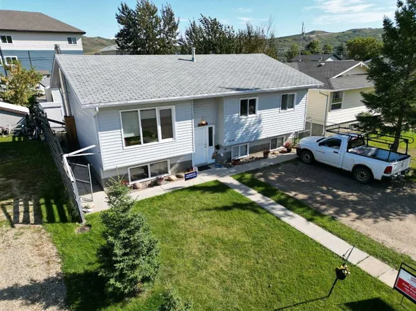 10313 W 89th St, Peace River, AB T8S 1N9