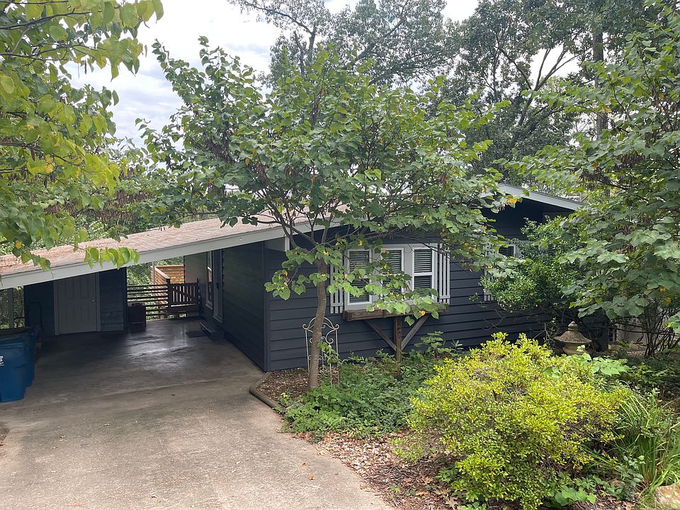 Front of house (incl. carport)