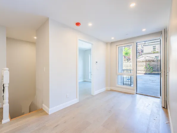 42-09 Hampton Street image 4 of 27