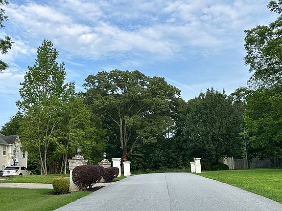 5th image of 100 Walden Dr
