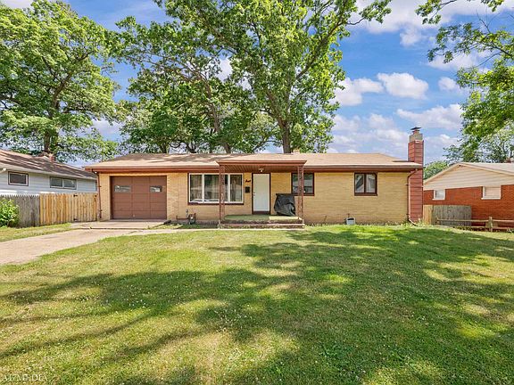 3rd image of 3718 Surrey Ln