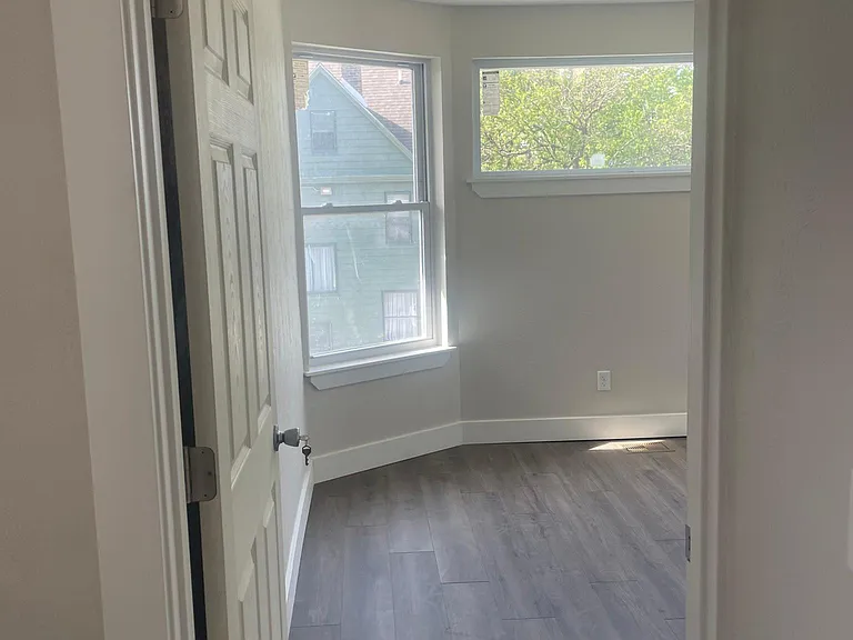 918 Elm St — Photo 13