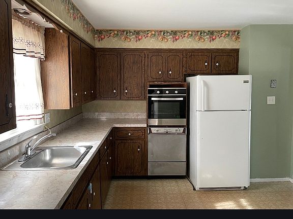 4th image of 874 E Meadow Ave