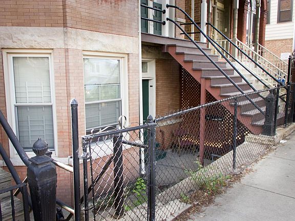4th image of 1540 N Wood St APT Garden