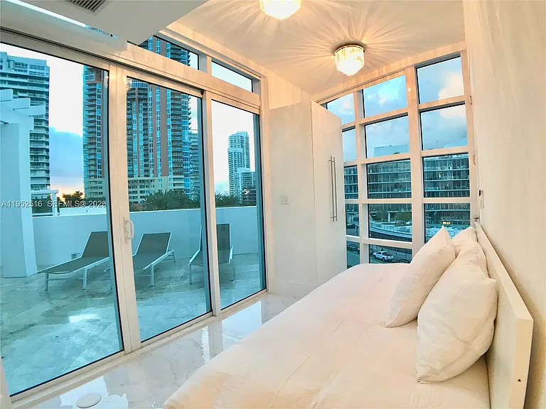50 S Pointe Dr #LOFT4 — Photo 17