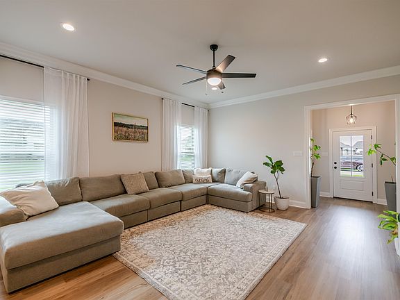 4th image of 295 Peacock Pointe