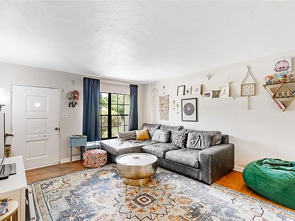 3rd image of 3742 MARTIN STREET