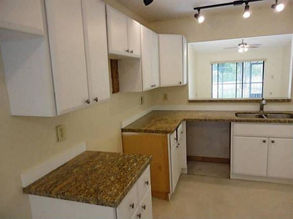 5th image of 7205 Antoinette Cir