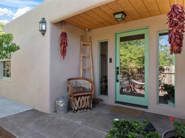 1009 Velarde Rd, Santa Fe, NM 87507