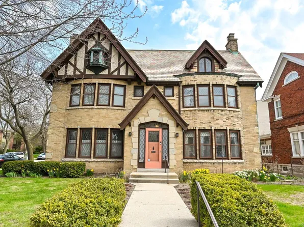 2704 East Bradford AVENUE, Milwaukee, WI 53211