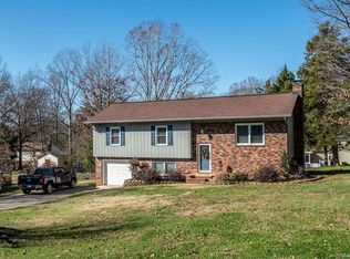 1059 Tangle Dr, Hickory, NC 28602