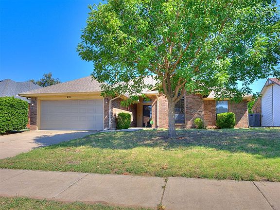 3rd image of 221 Cypress Dr