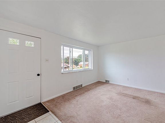 3rd image of 976 Diane Dr