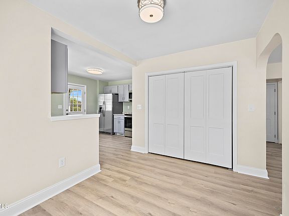 5th image of 222 Edward St