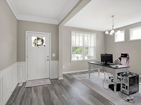 4th image of 3842 Evergreen Way